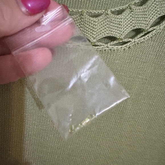 NWT   LIGHTWEIGHT SHOR SLEEVE SWEATER w/Neckline Detail PLUS: 2X      #2 - Picture 7 of 11